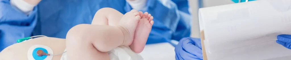 Bebe recebendo atendimento médico